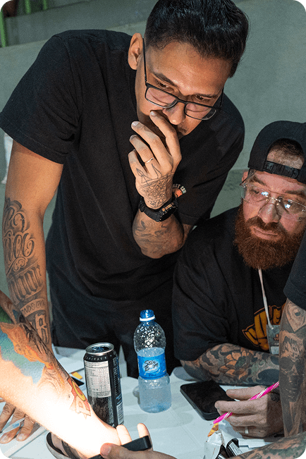 Tatuadores colaborando no Seridó Tattoo Arte